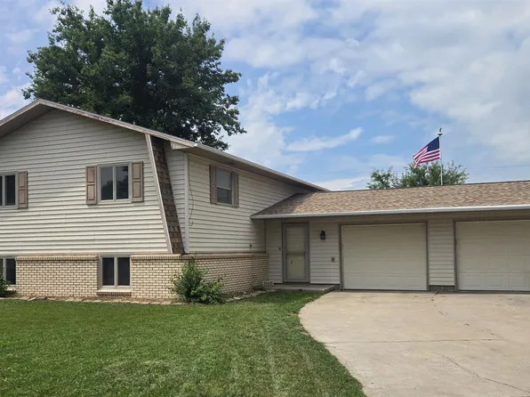 210 E Countryside Ln, Elm Creek, NE 68836