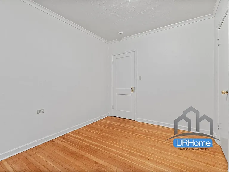 242 SE Washington St — Photo 16