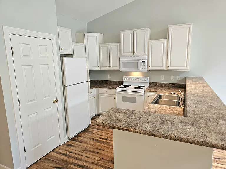 5006 Carleton Dr #126 — Photo 3