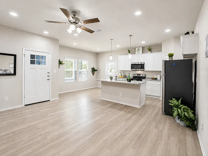 3 bed, 2.5 bath, 1379 sqft, $1,795 — Photo 4