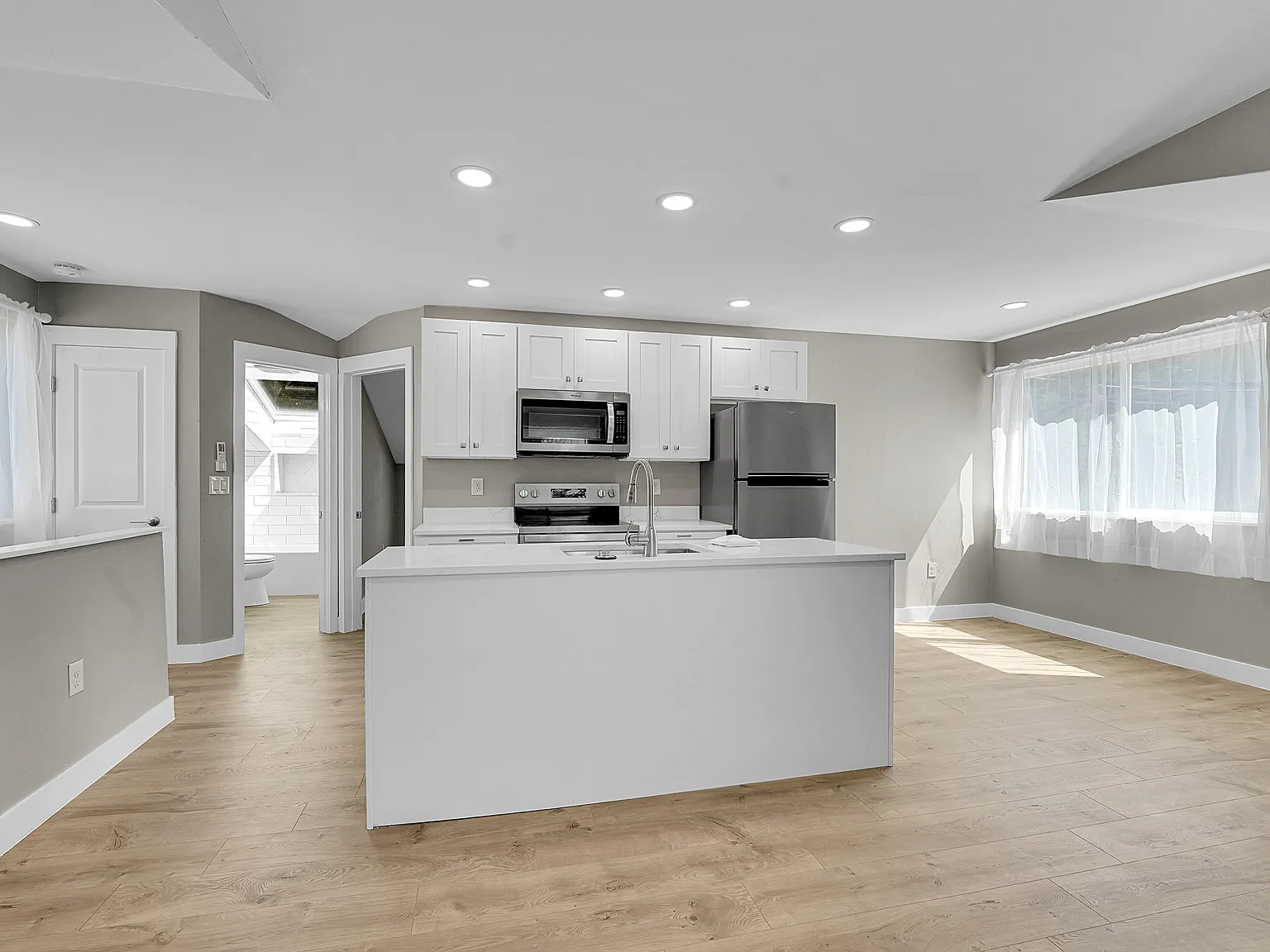 1 bed, 656 sqft, $2,200 — Photo 3