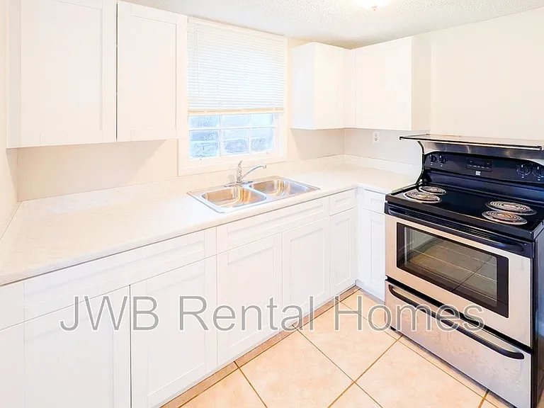 531 W 27th St — Photo 2