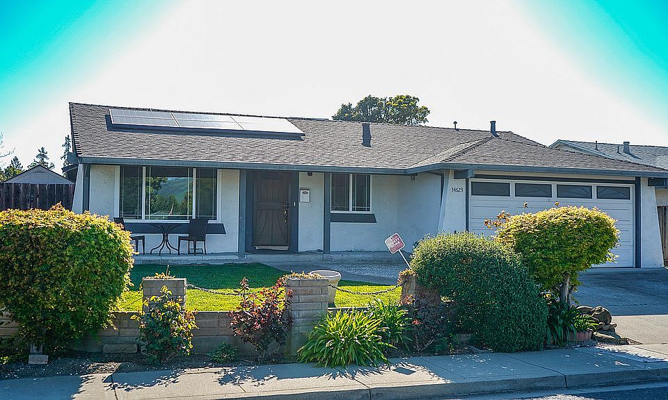1st image of 34623 Gladstone Pl