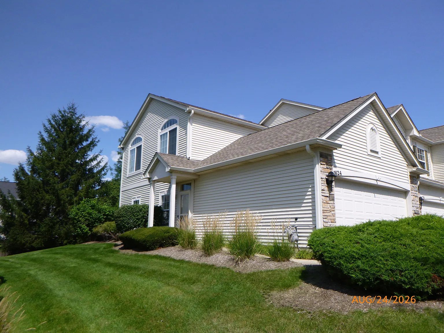 Two-Bedroom Townhome - Aurora — Photo 3