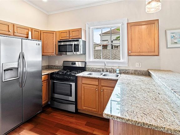 2nd image of 2033 Coliseum St APT 4