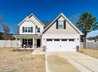 402 Crestmont Ct, Richlands, NC 28574