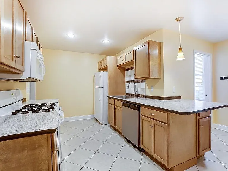 513 Thornton St — Photo 6