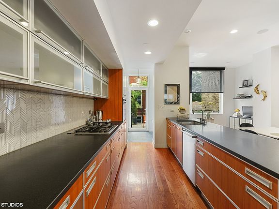 5th image of 1103 N Winchester Ave #A