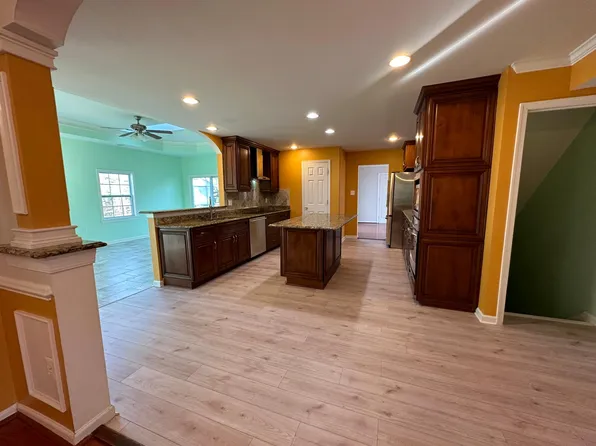 10704 Oldfield Dr, Reston, VA 20191