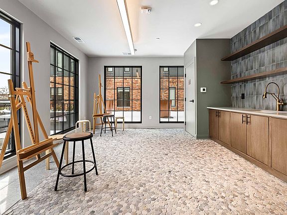 05 - Jaeger Square - Art Studio