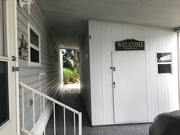 3rd image of 404 Oakwood Blvd W