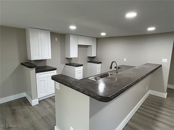4th image of 396 Roosevelt Dr
