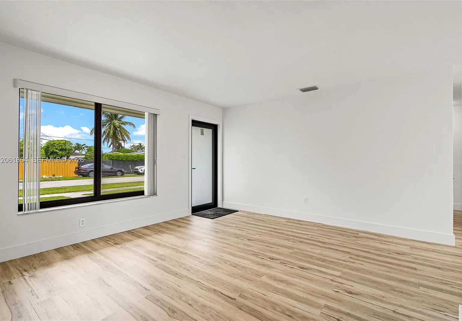 3 bed, 1164 sqft, $3,200 — Photo 2