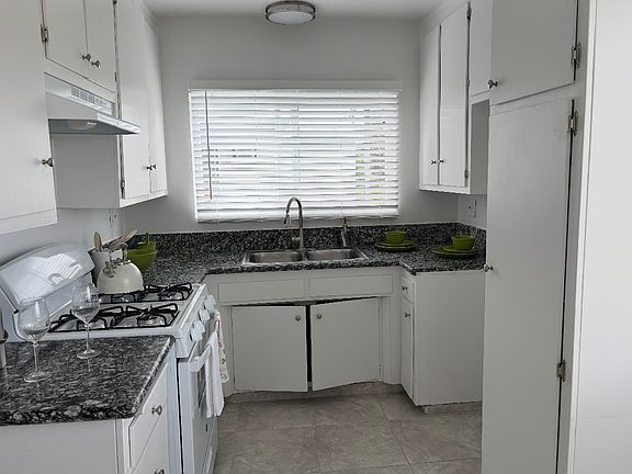 5th image of 7307 Woodman Ave #8