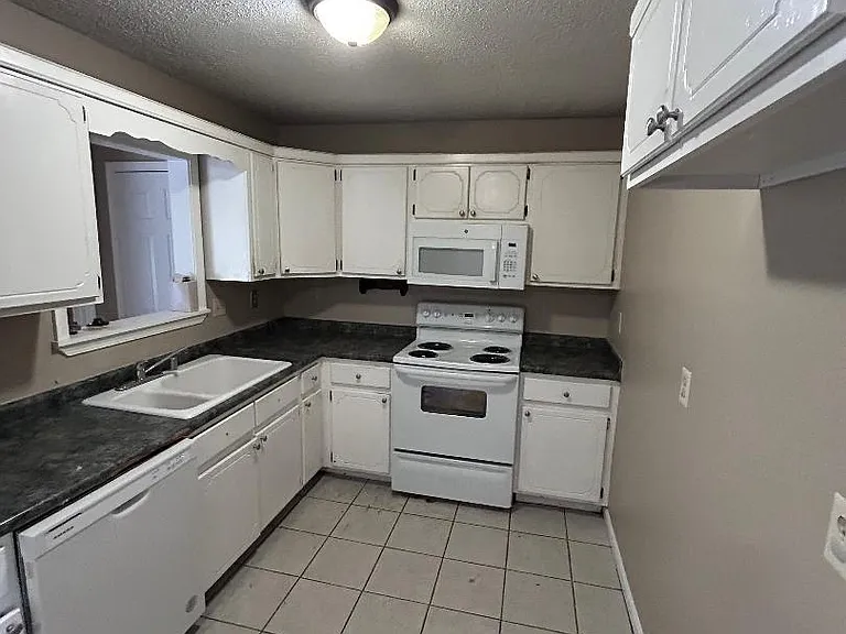 1602 Golf Course Dr — Photo 3
