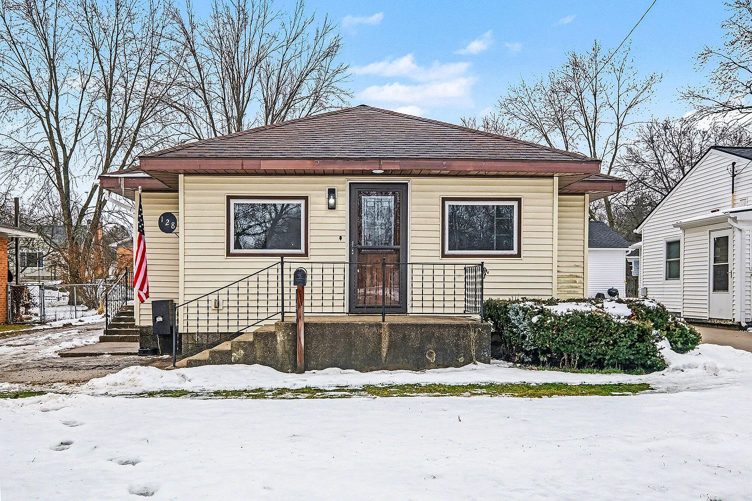 128 W Averill St photo 1