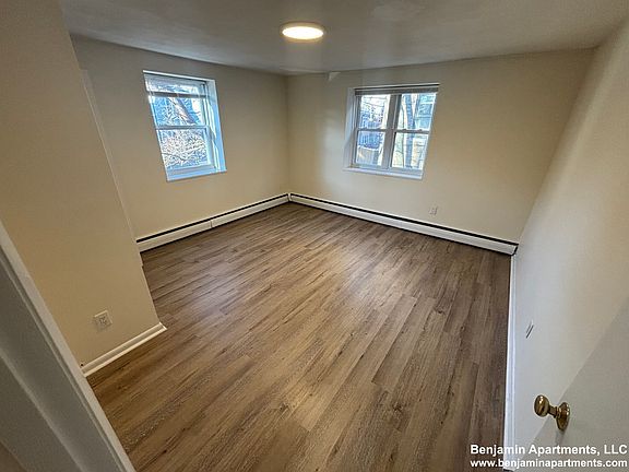 4th image of 110-112 Babcock St #11