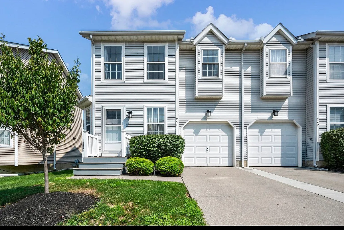 3 bed, 1.5 bath, 1350 sqft, $2,100 — Photo 1