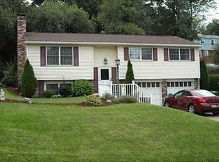 135 Lansdowne Dr, Coraopolis, PA 15108