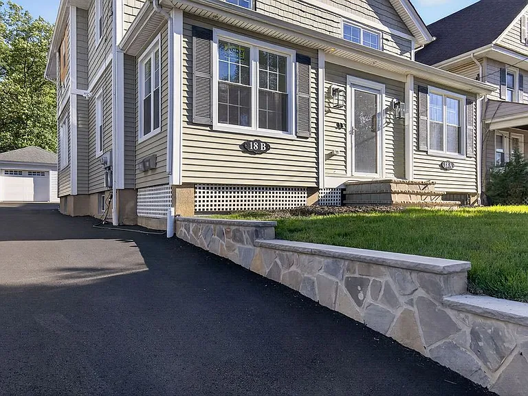 18 Walnut St #A — Photo 2