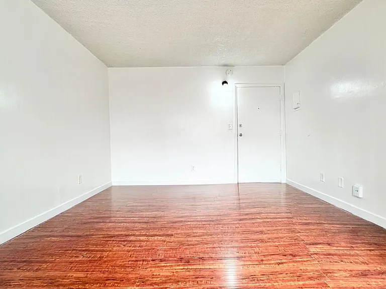 917 S Kenmore Ave — Photo 3