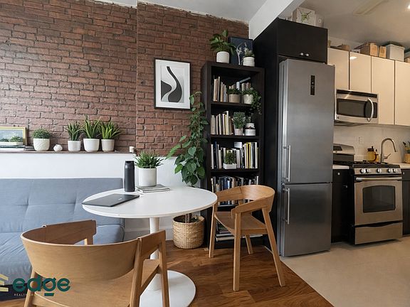 4th image of 382 Kosciuszko St APT 3