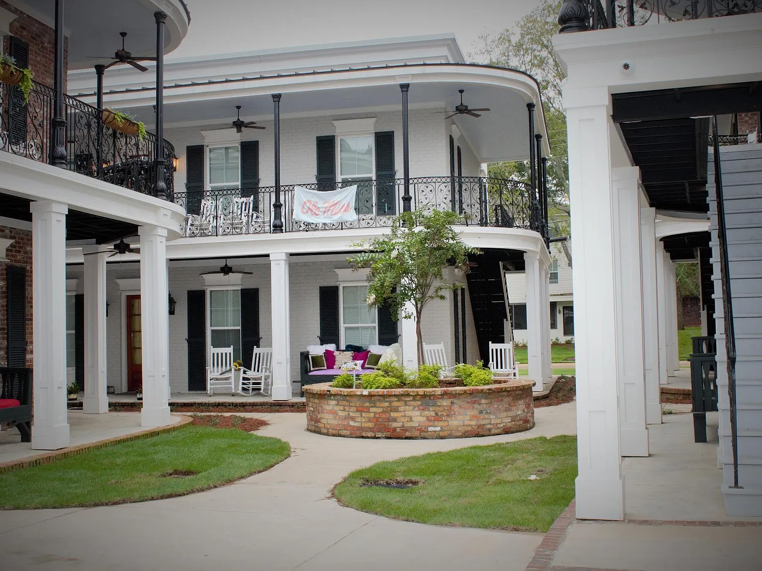 4 bed, 2000 sqft, $5,200 — Photo 1