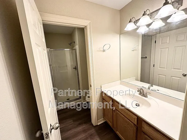 1112 W Hendrix St — Photo 8