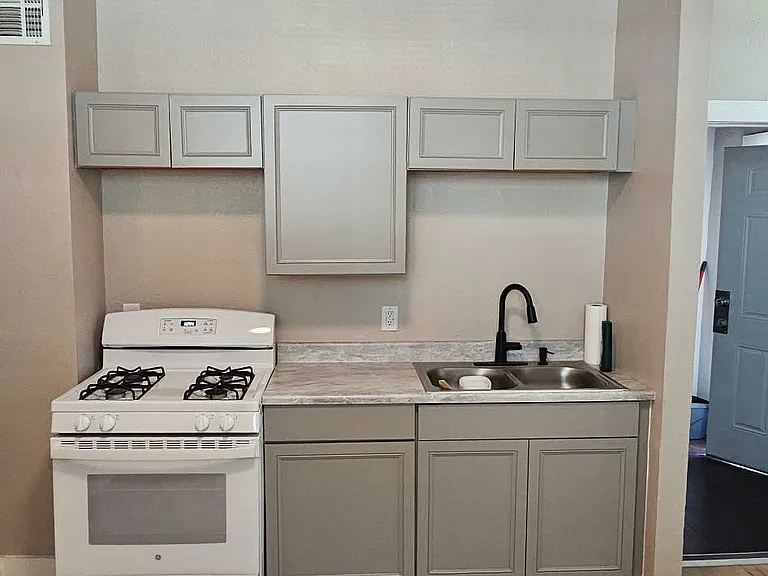 131 Newman St #8 — Photo 3