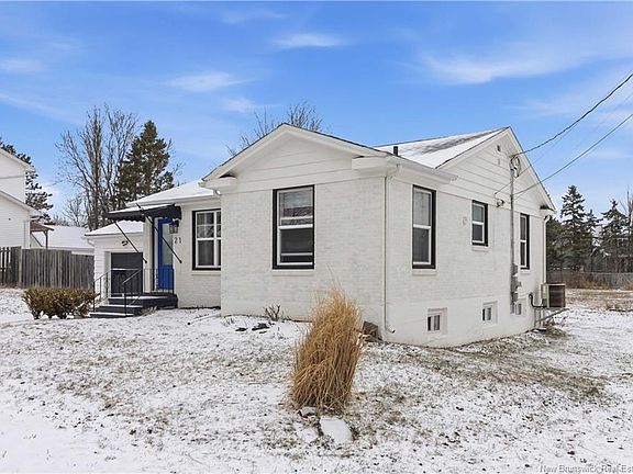 3rd image of 21 Kenmore Dr