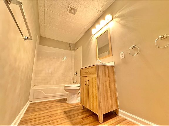 4th image of 2710 Woodland Ave #2