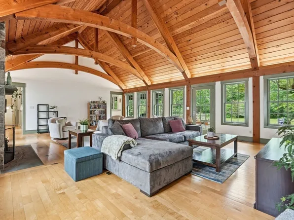 18 Evening Star Dr, Amherst, MA 01002