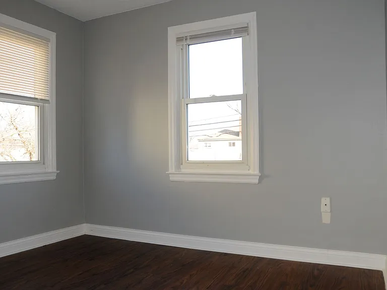 924 S Harris Ave — Photo 7