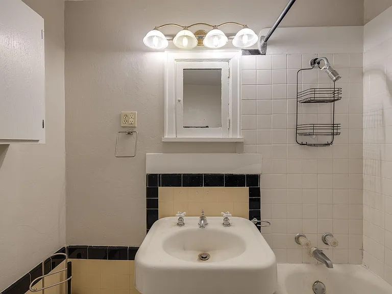 2516 N Hudson Ave #201 — Photo 10