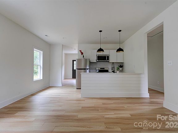 5th image of 109 Cloninger St
