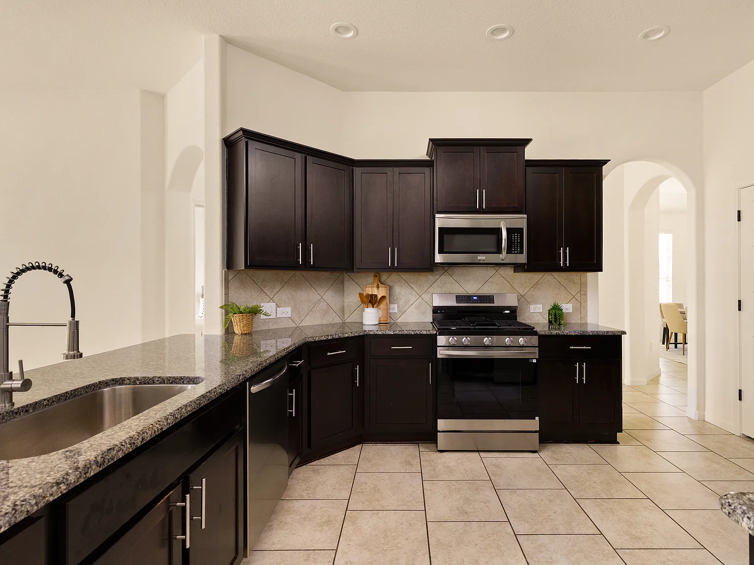 4 bed, 2400 sqft, $2,875 — Photo 4