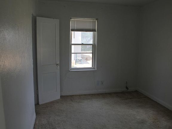 4th image of 1109 W 14th Ln