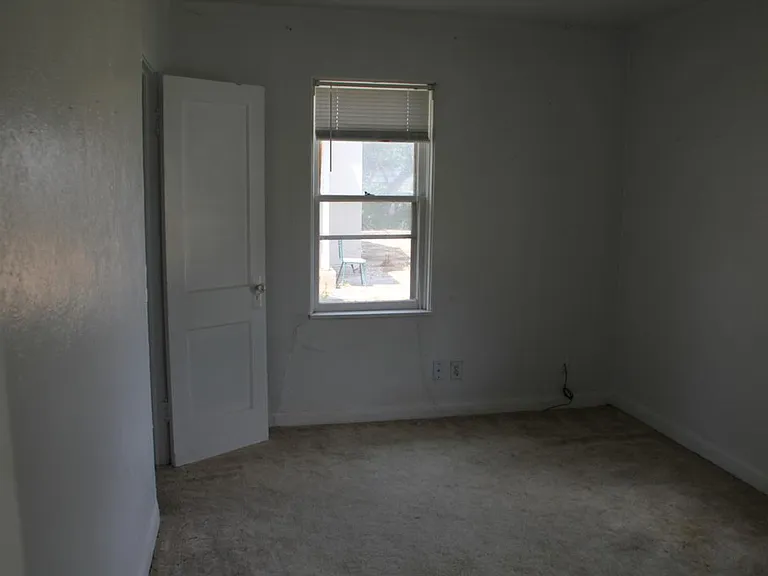 1109 W 14th Ln — Photo 4