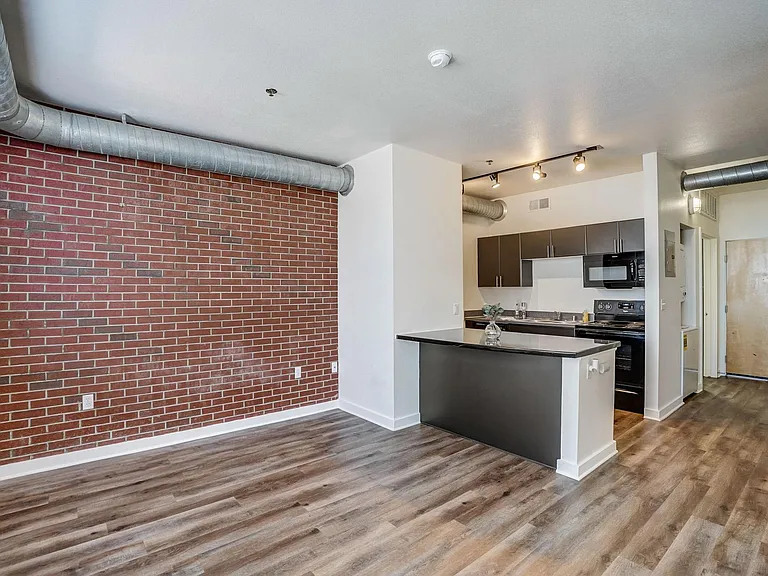 Lincoln Pointe Lofts- Income Restricted — Photo 12