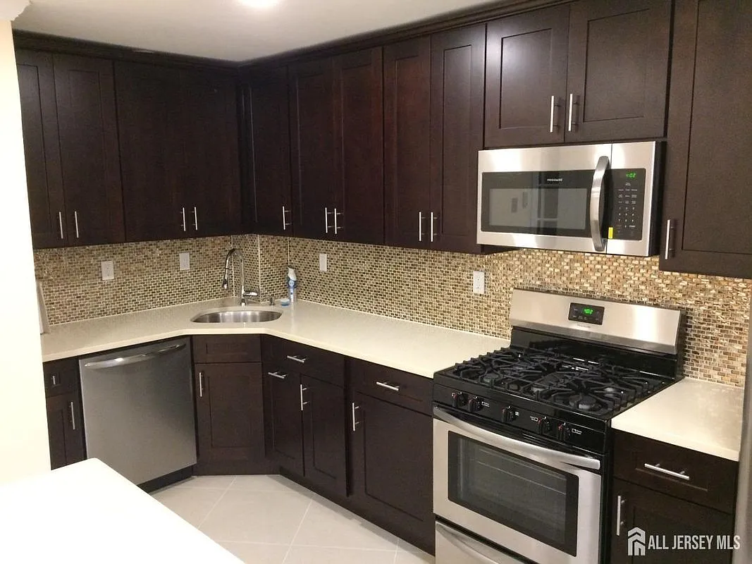 3 bed, 3.0 bath, 1406 sqft, $3,300 — Photo 3