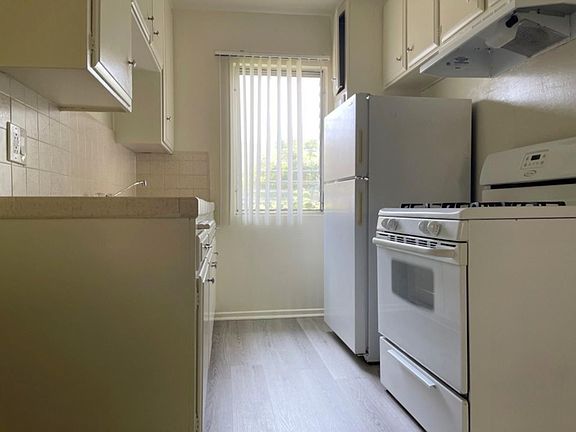 3rd image of 2043 N Beachwood Dr #8