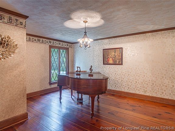 5th image of 473 Oak St