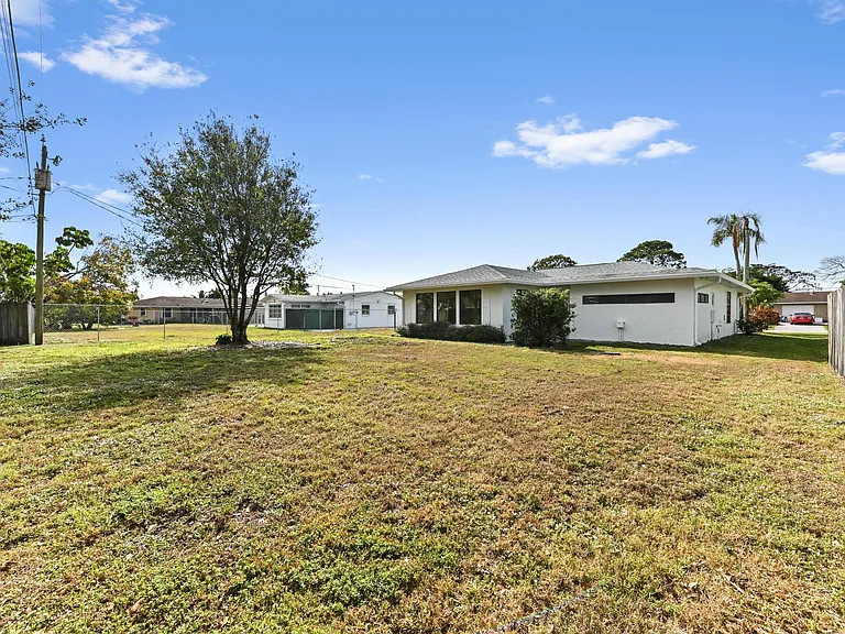 571 SE Anchor Ln — Photo 24