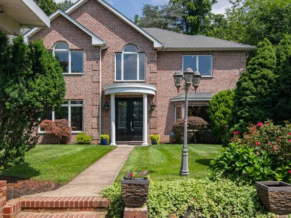 207 Pembrook Rd, Mountainside, NJ 07092