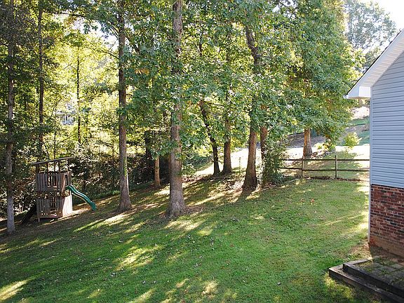 4th image of 25 Dogwood Hts