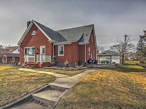 2nd image of 242 S Pennsylvania St