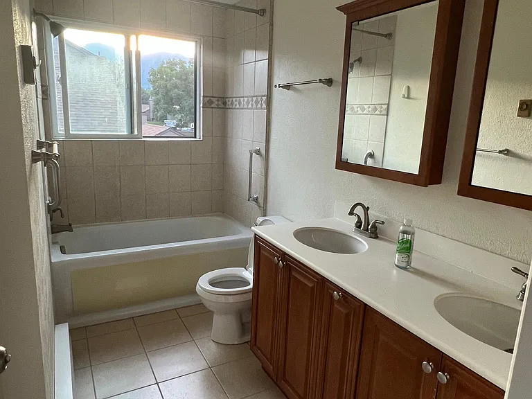 Upper level full bath
