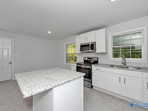 5th image of 402 Hillmont Dr NW