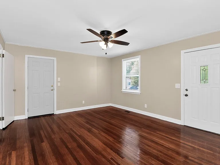 1011 Lomond Ave — Photo 2