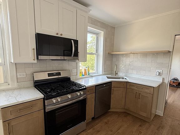 5th image of 1316 Seward St APT 3